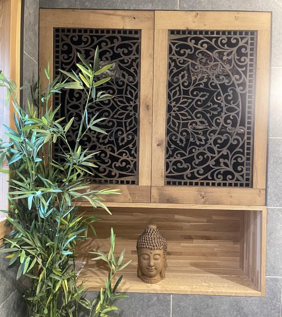 Meuble en bois avec panneaux décoratifs usinés à la CNC