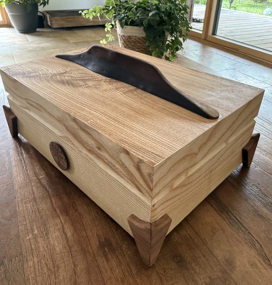 Objet artisanal en bois massif avec incrustation sombre