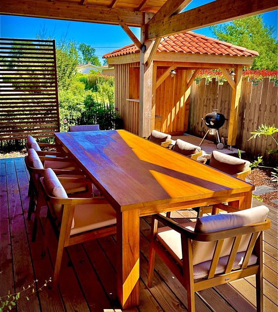 Table et bancs en bois sous une pergola